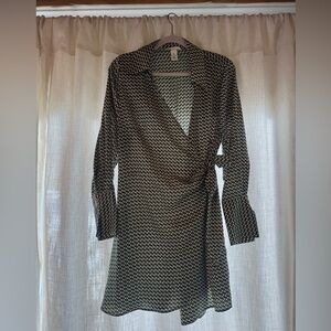 H&M Green and White Patterned Long Sleeve Wrap Dress